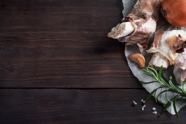 Os de boeuf et ingrédients végétaux pour la cuisson du bouillon.