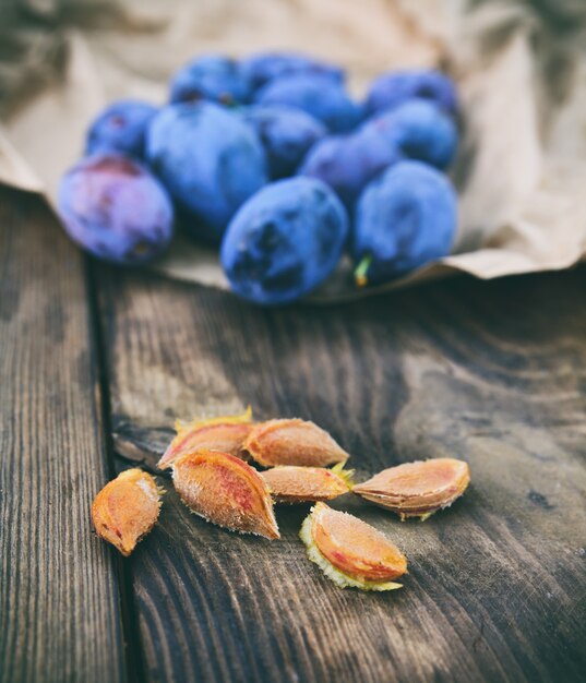 Os de prune bleue sur une table en bois marron