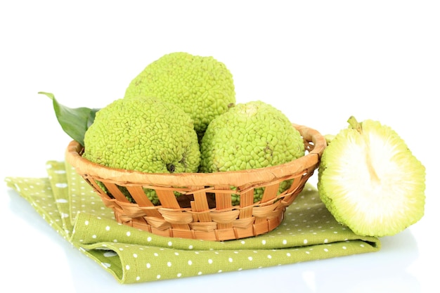 Osage Orange fruits Maclura pomifera dans panier isolé sur blanc