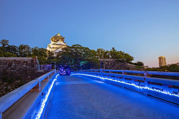 Osaka, Japon - 24 mai 2019 : Illumination nocturne du château d'Osaka