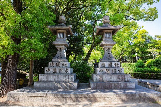 Photo osaka, japon - mai. 12 2018 : lanternes japonaises en pierre