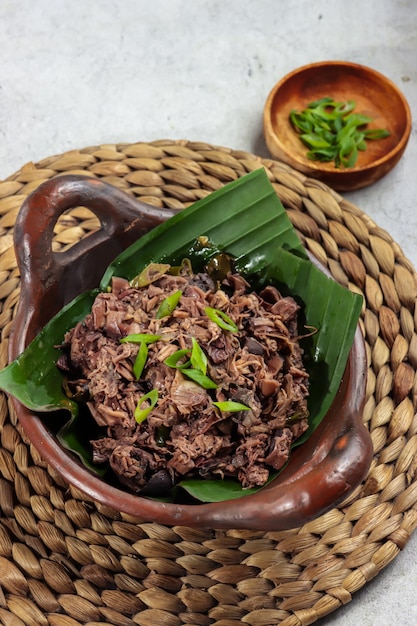 Oseng jantung pisang ou tuntut ontong est une fleur de bananier sautée