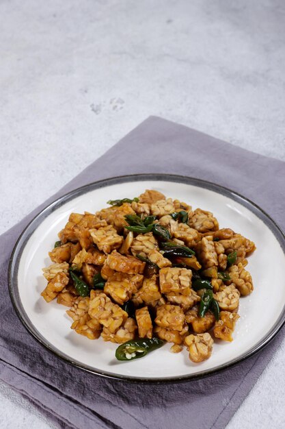 Oseng tempe ou orek tempe est un plat quotidien indonésien de tempeh sauté au piment vert