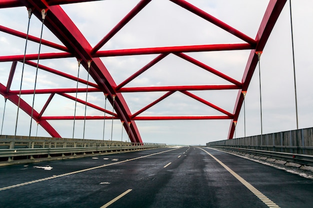 Ossature métallique d'un pont sur une route