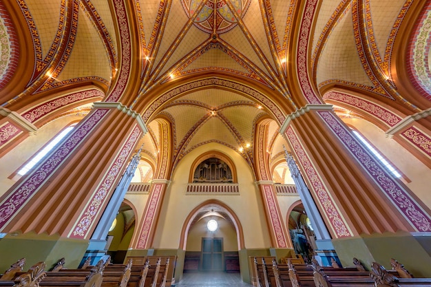 OSSAVA BÉLARUS AOÛT 2020 dôme intérieur et regardant vers le haut dans un vieux plafond d'église catholique gothique