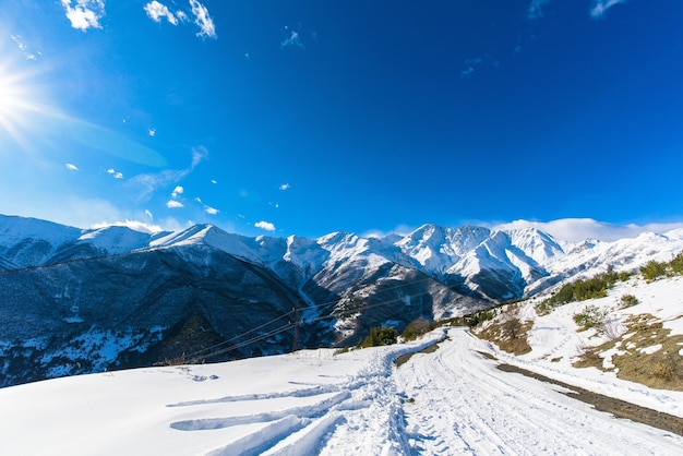 Photo l'ossétie du nord est montagneuse en hiver. paysage de montagne enneigé. panorama du paysage d'hiver. zone de villégiature. vue panoramique sur les rochers.