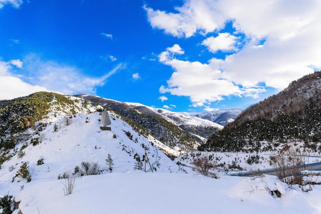 L'Ossétie du Nord est montagneuse en hiver. Paysage de montagne enneigé. panorama du paysage d'hiver. zone de villégiature. vue panoramique sur les rochers.