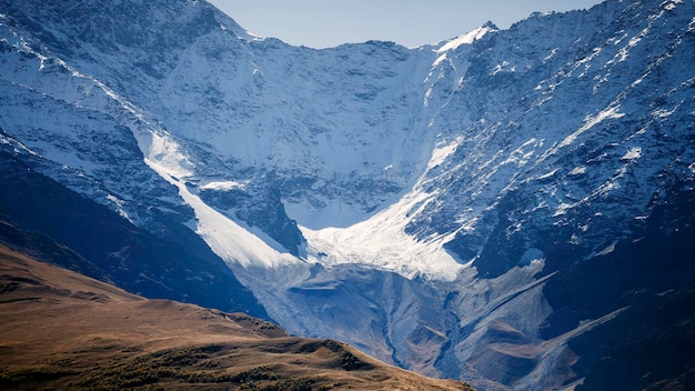 Ossétie du Nord, Russie, gorges de Kurtatinsky. Vue à travers la gorge jusqu'aux montagnes enneigées