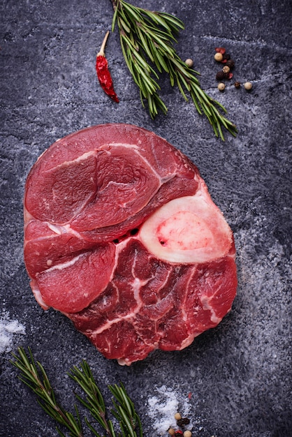 Osso buco de viande crue aux épices