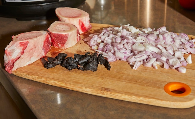 Ossobuco avec broche Boeuf et ail noir sur plaque prête pour la cuisson Cuisine gastronomique française