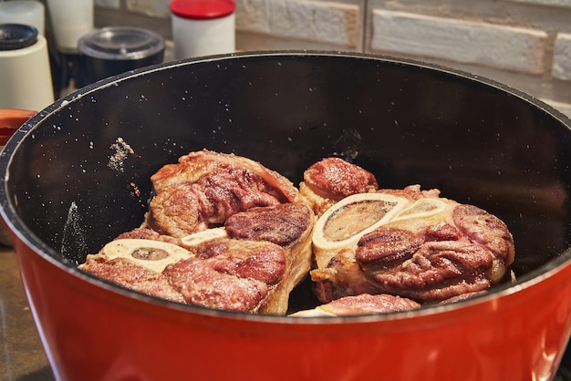 L'ossobuco mijote dans une casserole à feu doux