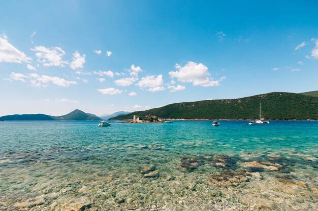 Otocic gospa island dans la baie de kotor avec des montagnes en arrière-plan monténégro