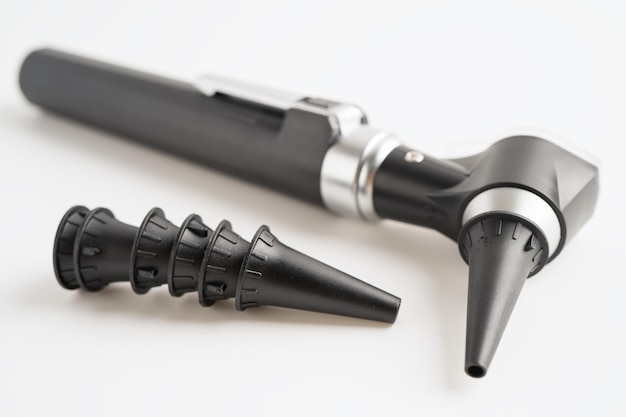 Photo otoscope pour l'audiologiste ou le médecin orl utilise l'otoscope pour vérifier l'oreille et traiter le problème de perte auditive