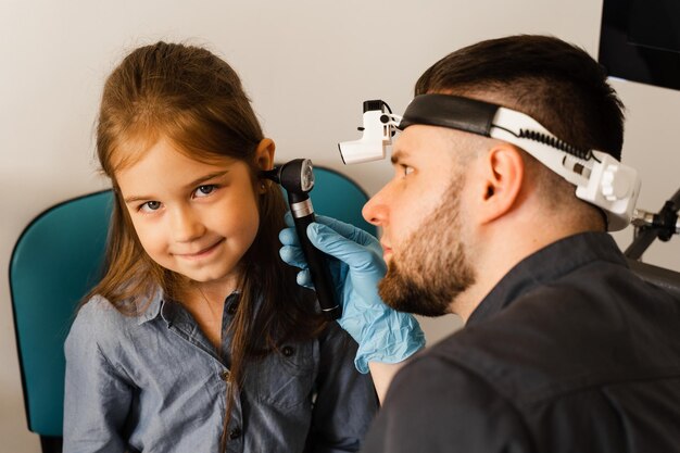 Otoscopie des oreilles de l'enfant avec otoscope médecin ORL Consultation avec un oto-rhino-laryngologiste pédiatrique Traitement de la douleur à l'oreille de l'enfant