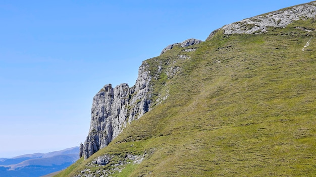 Où les collines rencontrent les rochers de pierre