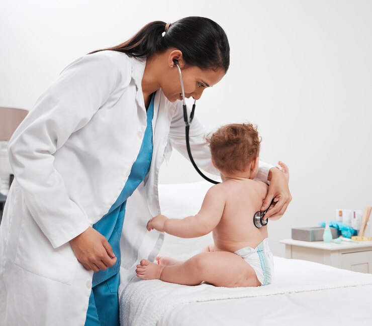 Photo où est-elle allée photo d'un pédiatre examinant un bébé dans une clinique