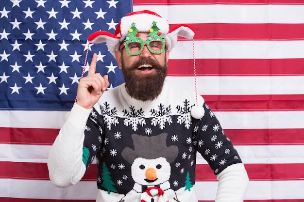 Où habite la liberté Bonne année Joyeux gars célébrer Noël et le nouvel an Homme hipster barbu heureux souriant fond de drapeau américain Joyeuses fêtes Joyeux Noël Saison des fêtes aux États-Unis