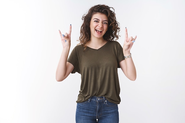 Ouais je suis génial. Portrait insouciant rebelle audacieux jeune femme criant la langue de spectacle, geste rock-n-roll comme la musique heavy metal profitez de rythmes géniaux, chill cool party debout sur fond blanc