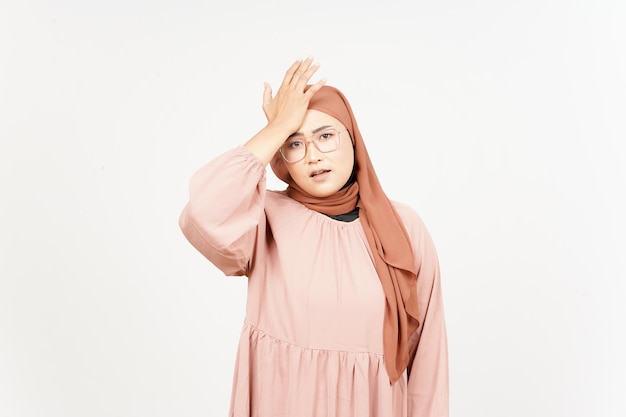 Oubliez quelque chose geste de belle femme asiatique portant le hijab isolé sur fond blanc
