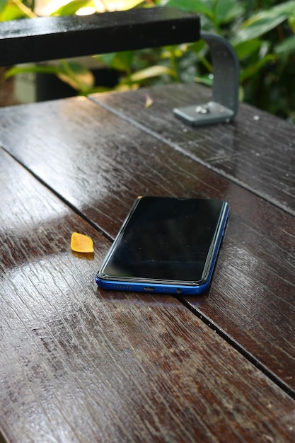 Oubliez le smartphone sur un banc de parc perdu le téléphone intelligent