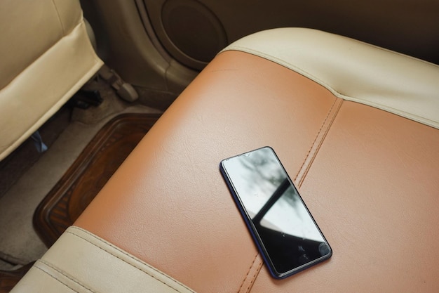 Oubliez le smartphone sur la voiture, asseyez-vous sur le smartphone perdu