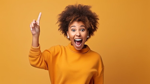 Oui enfin le succès Une femme positive lève les bras avec les poings serrés célèbre quelque chose d'optimiste