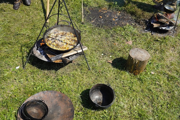 Oulianovsk Russie 16 juillet 2022 La nourriture est cuite au feu dans une marmite Reconstruction historique Moyen Âge