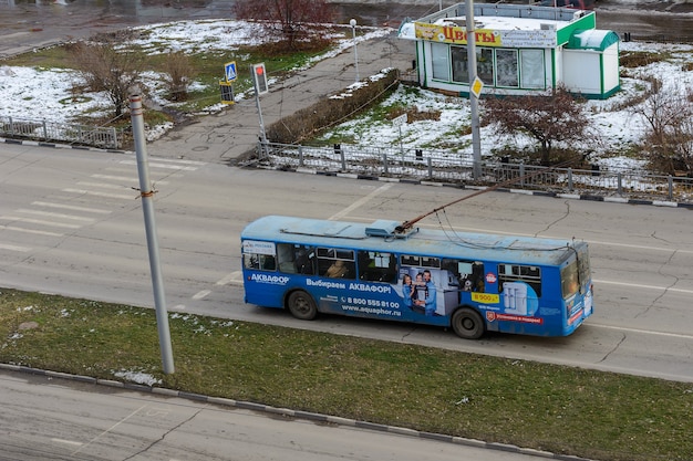 Oulianovsk, Russie - 3 décembre 2019 : Vieux trolleybus ZiU-10 à l'arrêt des transports publics pendant la journée ensoleillée d'hiver. Transport respectueux de l'environnement.