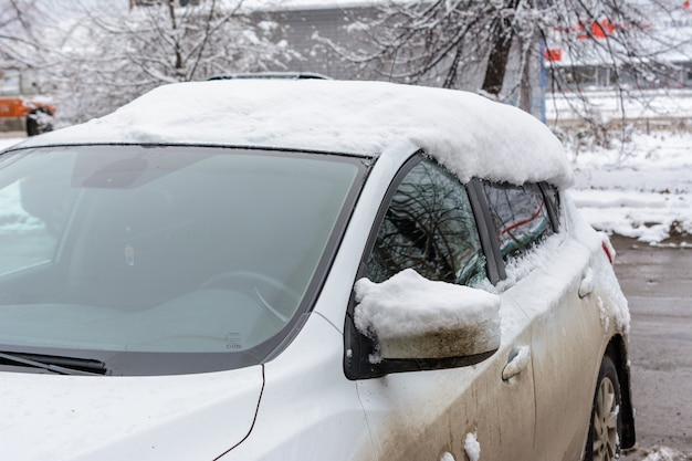 Oulianovsk, Russie - 4 décembre 2019 : Voiture couverte de neige blanche fraîche, voitures couvertes de neige après un blizzard