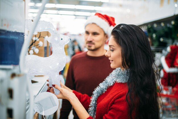 Сouple regarde le cerf de verre dans un supermarché