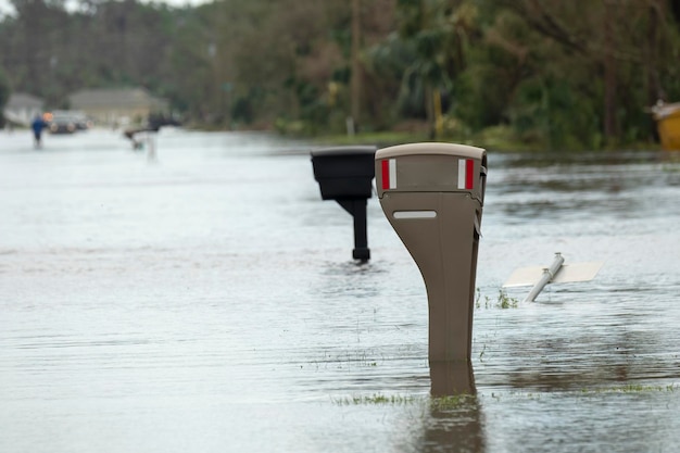 L'ouragan a inondé une rue avec une boîte aux lettres entourée d'eau dans une zone résidentielle de Floride Conséquences d'une catastrophe naturelle
