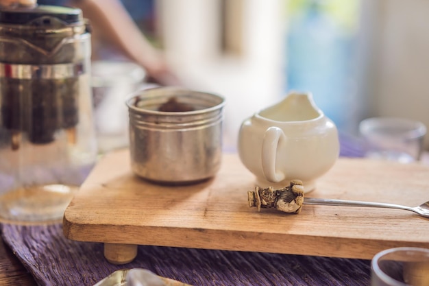 Ours cuillère tasse de thé théière et sucre