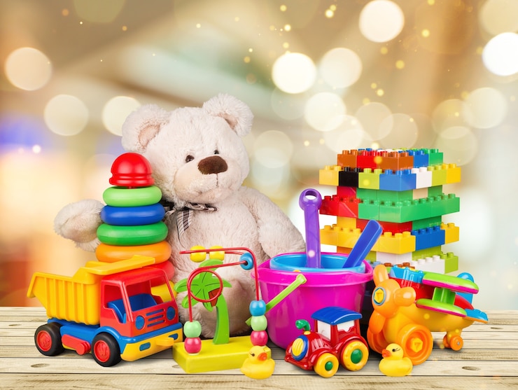 Photo ours et jouets colorés sur un bureau en bois sur fond clair abstrait
