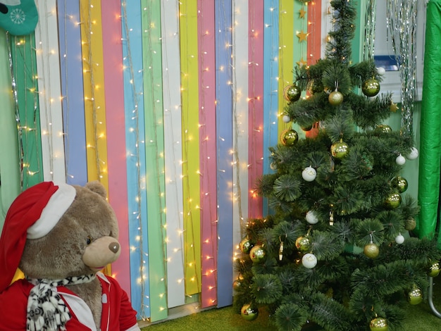 Ours en peluche et arbre de Noël. photo de haute qualité