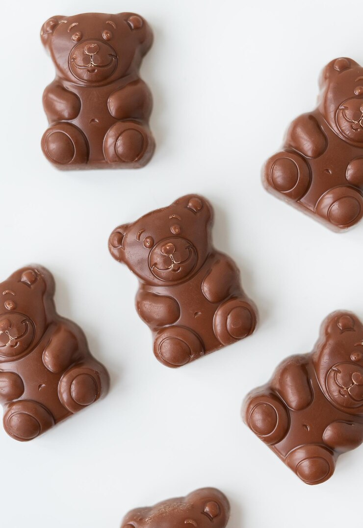 Ours en peluche au chocolat sur fond blanc Charmant chocolat et délicieux cadeau