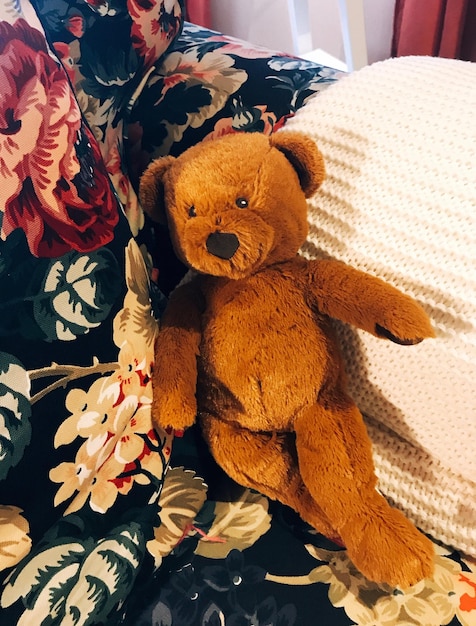 Photo l'ours en peluche au lit à la maison