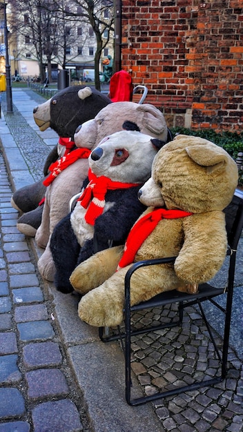 Des ours en peluche sur un banc en ville