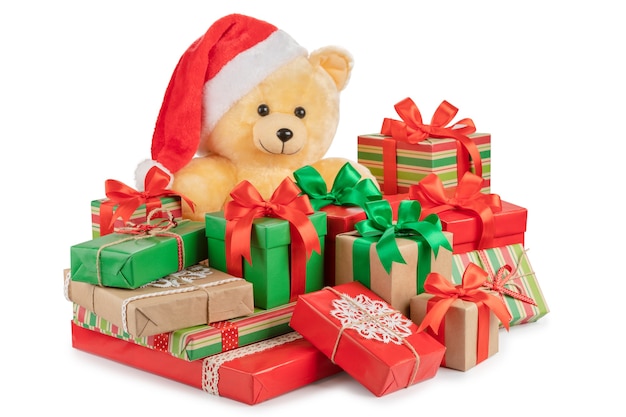 Ours en peluche et boîtes avec des cadeaux isolés sur blanc.