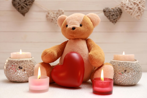 Ours en peluche avec bougies, concept d'amour