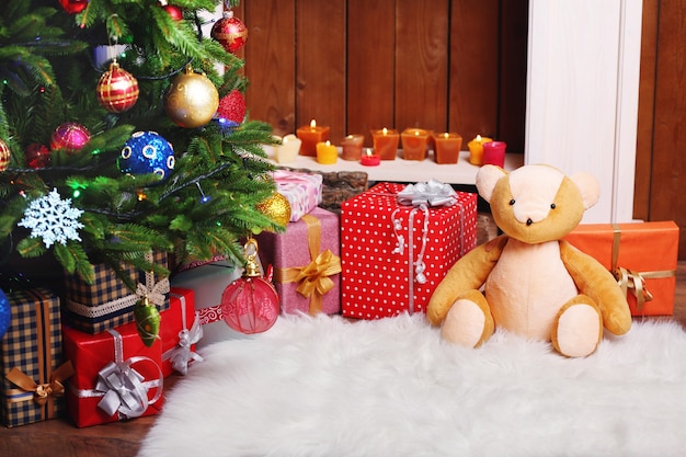 Ours en peluche avec des cadeaux de Noël dans la chambre