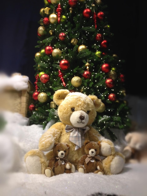 Photo des ours en peluche contre l'arbre de noël