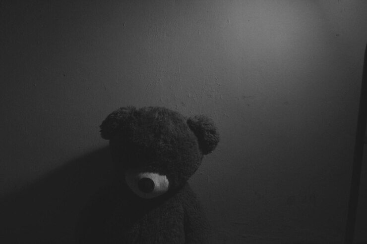 Photo un ours en peluche contre le mur.