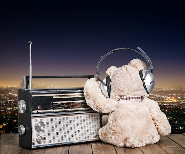 Photo ours en peluche dans les écouteurs et la radio