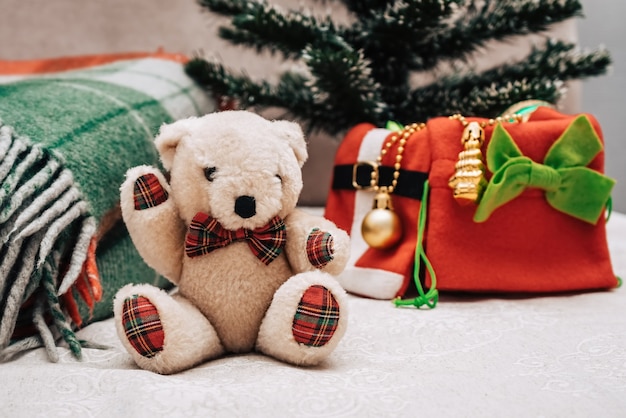 Ours en peluche et décorations de Noël, carreaux vert rouge à carreaux