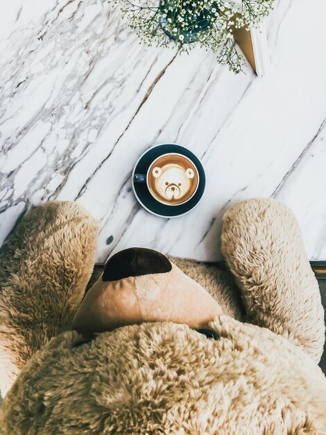 Photo un ours en peluche et du café.