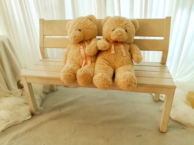 Ours en peluche mignon mis sur chesterfield en bois.