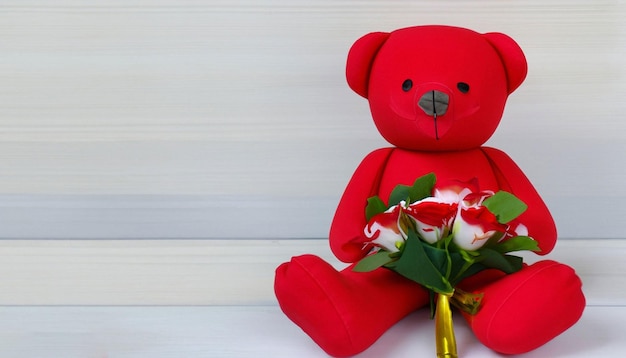 Un ours en peluche rouge avec un bouquet de roses est assis sur une table blanche.