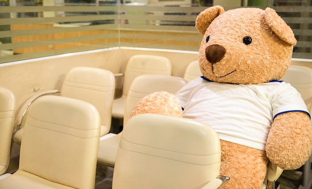 Un ours en peluche à la salle d&#39;attente