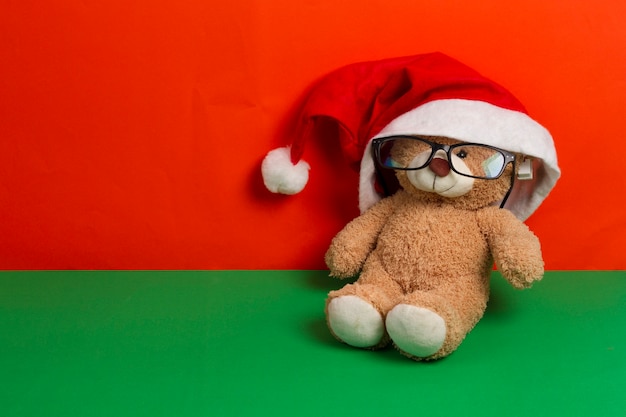 Photo ours en peluche sur une table ont un fond rouge et vert