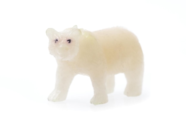 Ours polaire jouet en plastique isolé sur fond blanc